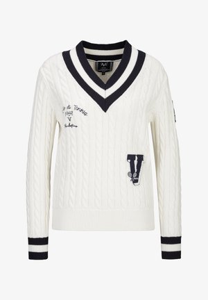 Witte kabelgebreide tennistrui met marineblauwe gestreepte V-hals en manchetten, met geborduurde tekst en emblemen op de voorkant en mouw.