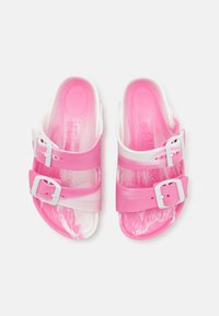 Sandalias rosas y blancas con dos correas ajustables, que presentan hebillas blancas y un patrón veteado en una suela texturizada.