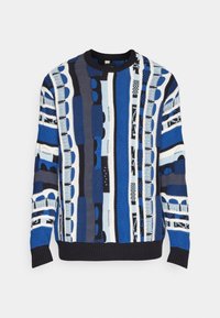 Strick-Pullover mit Rundhalsausschnitt und vertikalen Streifen in Blau, Schwarz, Weiß und Grau, mit strukturierten Mustern sowie gerippten Bündchen und Saum.