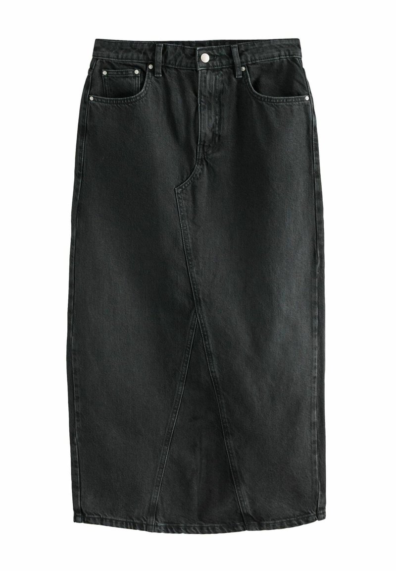 Jupe en denim noir au design mi-long, avec une couture frontale inclinée, des poches avant et des éléments en métal argenté sur la taille et les poches.