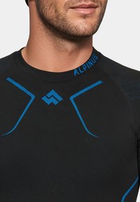 Czarna koszulka sportowa z niebieskimi akcentami i strukturą. Posiada okrągły dekolt oraz dopasowany krój, odpowiednia do aktywności fizycznej.