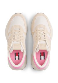 Μπεζ αθλητικά παπούτσια με συνδυασμό υφασμάτων από δίχτυ και σουέτ, με ροζ λεπτομέρειες και ετικέτα με λογότυπο στη γλώσσα. Στρογγυλεμένη μύτη και σχεδιασμός με κορδόνια.