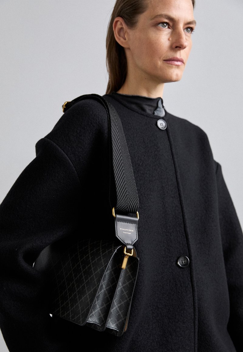 By Malene Birger LOENNA - Soma ar siksnu pāri ķermenim - charcoal