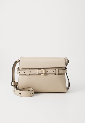 Bolso cruzado de piel color beige con un diseño estructurado, que presenta un cierre de solapa, accesorios en dorado, correa ajustable y detalle de hebilla.