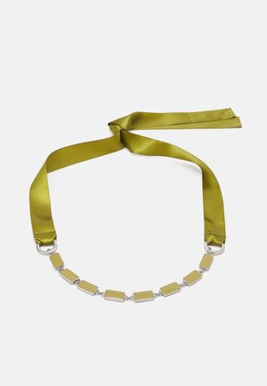 Collier en ruban satin vert olive avec sept maillons métalliques rectangulaires dorés reliés par des anneaux argentés.