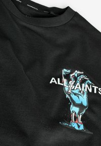 Črna bombažna majica s grafičnim tiskom modre roke z rdečimi poudarki in besedilom "ALLSAINTS" spodaj. Klasična zasnova s krojnim ovratnikom.