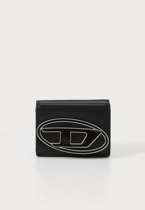 Portefeuille en cuir noir avec une finition brillante, doté d'un accent en fil argenté en forme ovale et d'une fermeture à pression. Design rectangulaire compact.