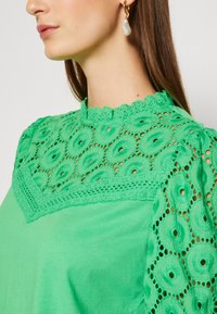 Morgan DULIE - Camiseta estampada - prairie