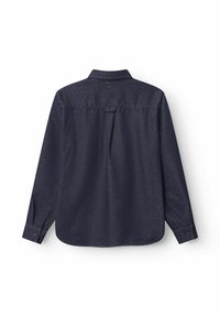 Donkerblauwe long-sleeve shirt van denim stof. Heeft een klassieke kraag, knoopmanchetten en een yoke aan de achterkant voor extra structuur.