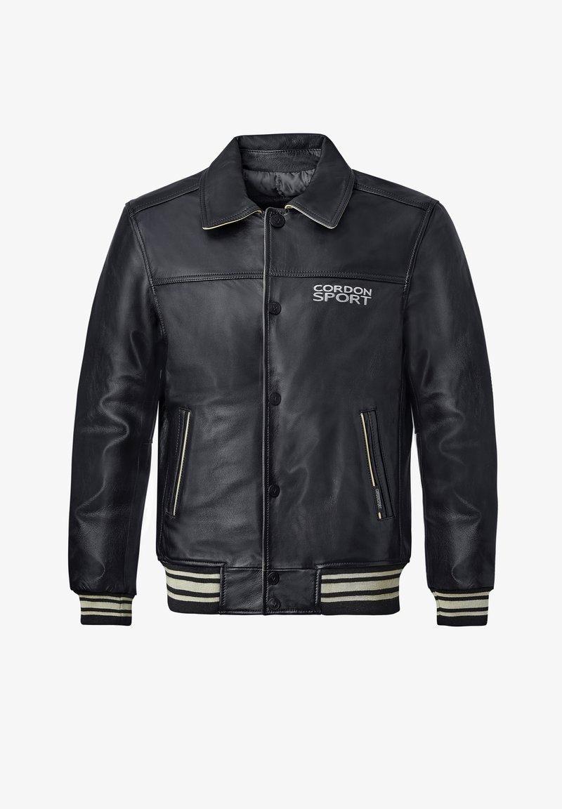 Schwarze Lederjacke mit durchgehender Knopfleiste, gerippten Streifen an den Bündchen und Seitentaschen. Mit CORDON SPORT-Logo in Weiß.