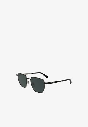 Sonnenbrille mit Metallrahmen in Schwarz, rechteckigen Gläsern und einem minimalistischen Design mit dezentem Branding an den Bügeln.