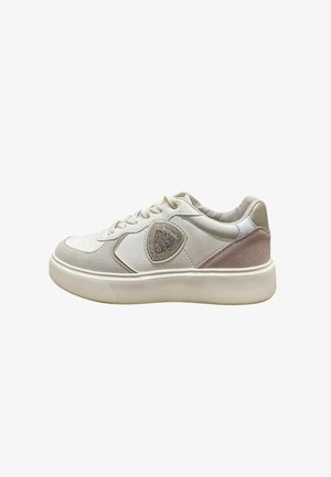 Sneaker bianca low-top con dettagli in suede beige e rosa cipria, chiusura frontale con lacci, suola spessa e logo a scudo con texture a rete sul lato.