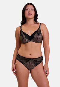 Soutien-gorge imprimé léopard et slip assorti en dentelle et maille noire, avec un design en V, des bretelles ajustables et de délicates accents en dentelle.