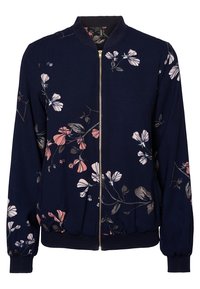 Marinblå bomberjacka med blommönster i rosa och vitt. Har en guldfärgad dragkedja, ribbad mudd och en lätt samlad nederkant. Mjukt material.