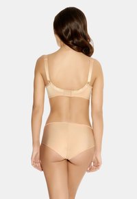 Nude bh en slipset van gladde stof; de bh heeft verstelbare bandjes en een haaksluiting, terwijl de slip een geribbeld patroon heeft.