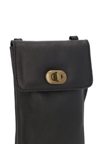 Schwarz Leder Telefonetui mit Klappenverschluss und Messingbeschlägen. Verfügt über eine glatte Oberfläche und saubere Nähte entlang der Kanten.