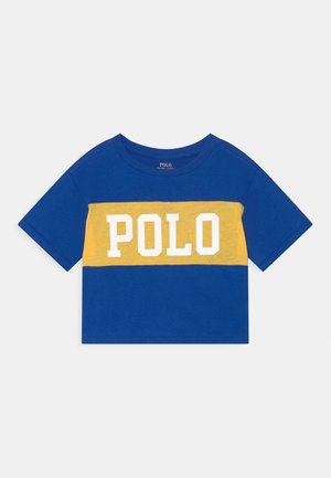 Camiseta corta de manga corta azul con una franja horizontal amarilla en el pecho con el texto blanco "POLO" en letras mayúsculas y negrita.