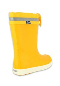 Botte de pluie en caoutchouc jaune avec une finition texturée, une bande réfléchissante grise en haut et une semelle blanche antidérapante. Contient un système de fermeture à cordon.