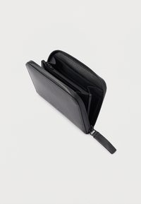 Portefeuille noir en cuir à fermeture éclair, ouvert pour montrer les compartiments et la poche à monnaie zippée à l'intérieur, sur un fond blanc uni.