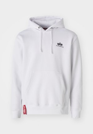 Witte hoodie met een voorzak, koord-capuchon en zwart bedrukt logo. Heeft ribgebreide manchetten en zoom, met een rode label aan de onderkant.