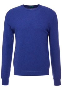 Blå stickad tröja med långa ärmar, rund hals och ribbade muddar. Har en slät textur och jämn sömnad, inga distinkta mönster eller detaljer.