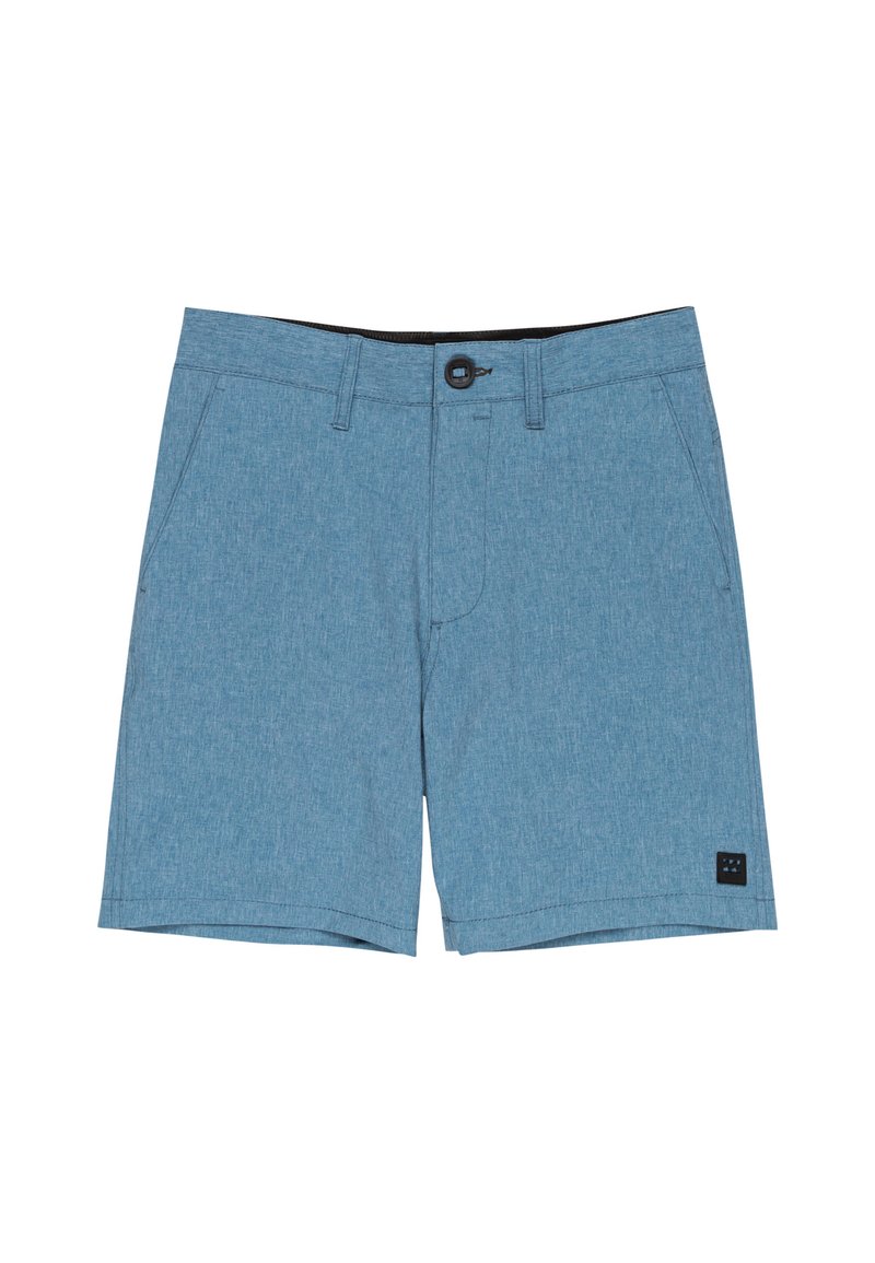 Pantaloni shorts azzurri chiari in tessuto testurizzato, con chiusura a bottone, due tasche frontali e una piccola etichetta nera in basso a sinistra.