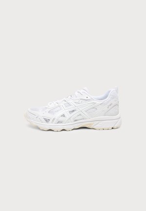 Weißer Asics Laufschuh mit Mesh- und synthetischem Obermaterial, Schnürverschluss und beiger Gummisohle, dargestellt auf hellem, einfarbigem Hintergrund.