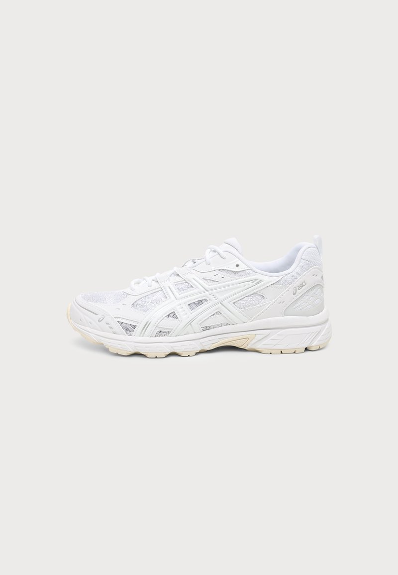 Άσπρο παπούτσι για τρέξιμο Asics με πλέγμα και συνθετικό επάνω μέρος, κλείσιμο με κορδόνια και μπεζ λαστιχένια σόλα, εμφανίζεται σε απλό ανοιχτό φόντο.