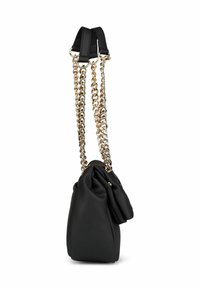 Borsa in pelle nera con catene dorate e supporti per spalla neri imbottiti, mostrata da una vista laterale su uno sfondo bianco.