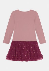 Dlouhé šaty s měkkým růžovým topem a vrstvenou vínovou sukní, s třpytivým vzorem srdcí a volánkovým lemem.