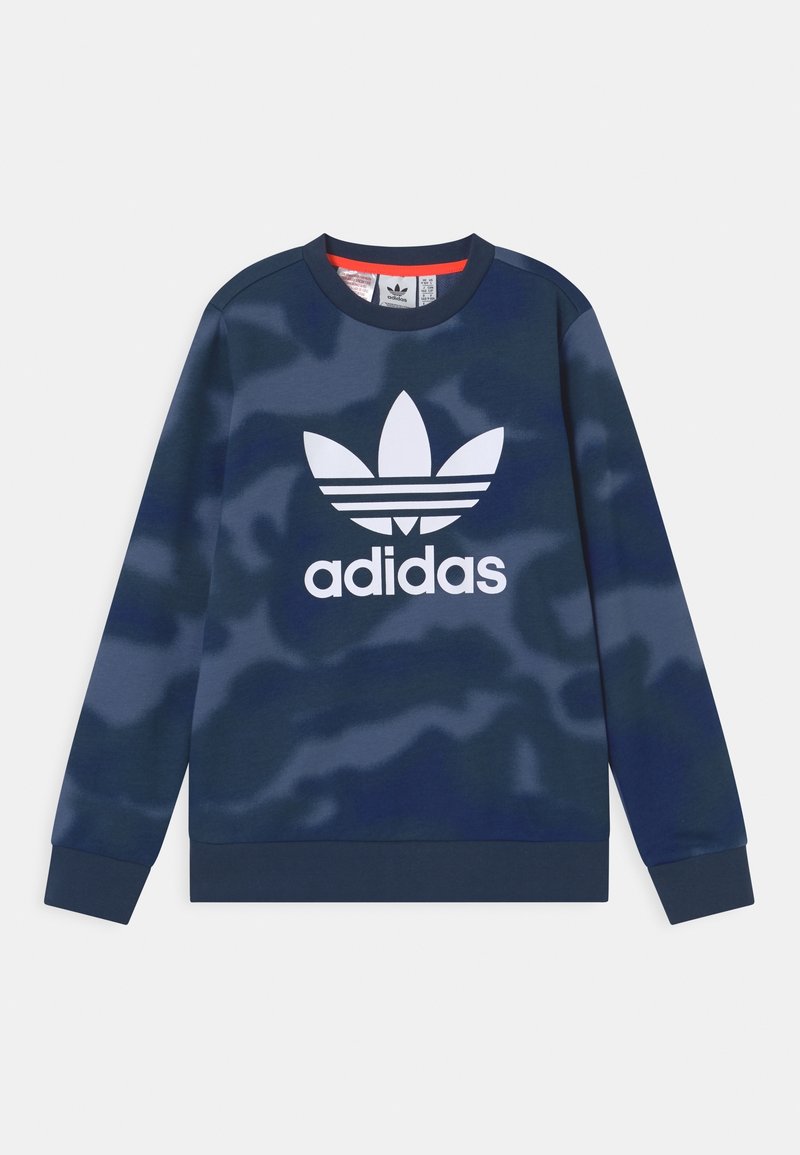 Ein dunkelblaues Sweatshirt mit Camouflage-Design, das ein weißes Adidas-Logo und drei Streifen darüber aufweist. Hergestellt aus weichem Material mit langen Ärmeln.