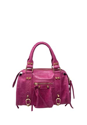 Piccola borsa in pelle rosa brillante con manici superiori, tasca frontale con cerniera, cinturini decorativi e minuteria color oro.