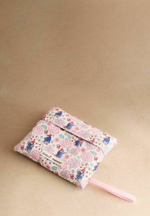 Sacul de țesătură pliat cu bretea roz, decorat cu ursulețul Paddington în palton albastru și pălărie roșie, înconjurat de flori și nori pe un fundal bej.