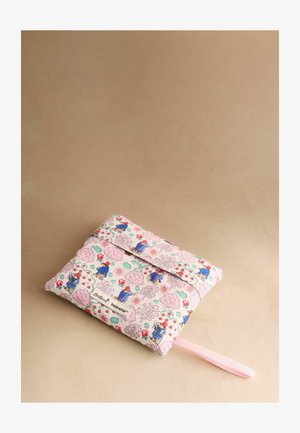 Kokkupoogitud kangast kott roosa rihmaga, kaunistatud sinist mantlit ja punast mütsi kandva Paddingtoni karuga, kohal lillede ja pilvede keskel beežil taustal.