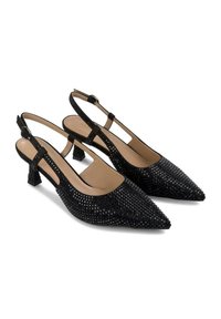 Zapatos de tacón negro tipo slingback con un diseño de punta afilada, que presentan una superficie texturizada y pequeños tacones de bloque. Correa ajustable con una hebilla circular.