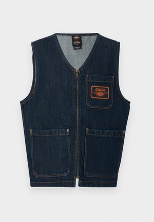 Veste en denim bleu foncé avec fermeture éclair frontale, trois poches aplaties et écusson logo Dickies orange sur la poche poitrine gauche.