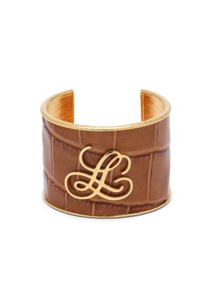 Bracelet manchette en cuir marron avec bordure dorée et une lettre monogramme décorative dorée L sur le devant.