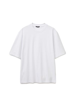 T-shirt bianca semplice a maniche corte con scollo rotondo e vestibilità ampia, stesa piatta su sfondo bianco.