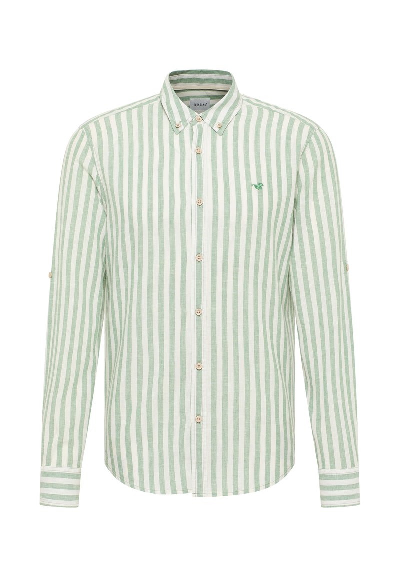 Zielono-biała koszula w paski z kołnierzykiem zapinanym na guziki, z drewnianymi guzikami i wyszywanym logo na piersi.
