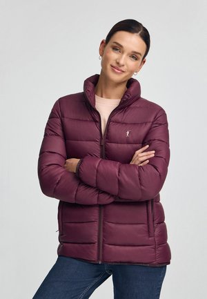 Chaqueta de plumas burdeos con cuello alto, cierre de cremallera y puños elásticos. Presenta un diseño de acolchado horizontal y bordado del logo en el pecho.