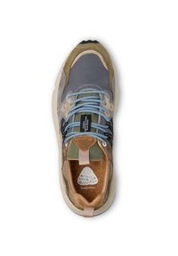 Bunt gemusterter Sneaker aus grauem, grünem und beige Leder und Textilmaterialien, mit blauen Schnürsenkeln, schwarzen Akzenten und einer Korkeinlage mit einem Logo.