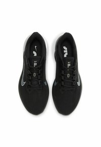 Zapatillas deportivas negras con un upper texturizado, que presentan un diseño elegante, acentos reflectantes y cordones negros. Suela de goma para mayor tracción.