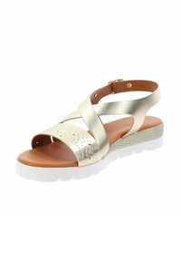 Sandalo in pelle metallica dorata con fasce incrociate, una soletta imbottita in tono marrone e una suola a cuneo bianca texturizzata con perforazioni decorative.
