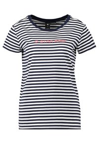 Camiseta de rayas azul marino y blanca hecha de algodón. Cuenta con un cuello redondo y mangas cortas, y presenta un logo rojo "G-STAR RAW" en el frontal.