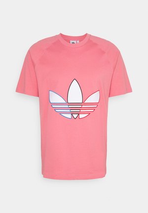 T-shirt en coton rose avec un col rond. Présente un design de logo noir, blanc et bleu proéminent sur le devant avec trois bandes.