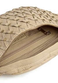 Clutch de cuero beige con diseño trenzado y acentos metálicos. El interior cuenta con un bolsillo con cremallera y un forro de tela con múltiples compartimentos.