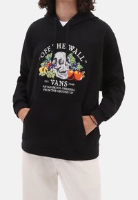 Sweat à capuche noir avec un motif graphique représentant un crâne et des fruits colorés, capuche avec cordon de serrage, poche kangourou à l'avant, fabriqué en mélange de coton.