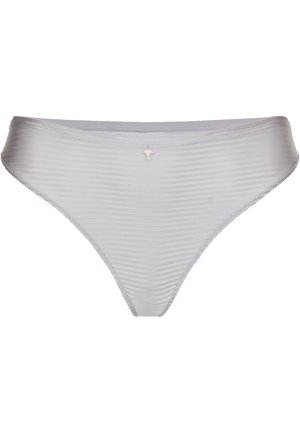 Hellgraue, gestreifte Unterwäsche im Bikini-Stil mit einem kleinen silbernen Charme in der Mitte des Bündchens vor weißem Hintergrund.