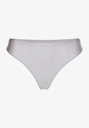 Hellgraue, gestreifte Unterwäsche im Bikini-Stil mit einem kleinen silbernen Charme in der Mitte des Bündchens vor weißem Hintergrund.