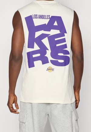 Biała koszulka bez rękawów z dużym fioletowym napisem "LAKERS" i małym logo koszykówki Los Angeles Lakers na plecach, noszona przez mężczyznę.